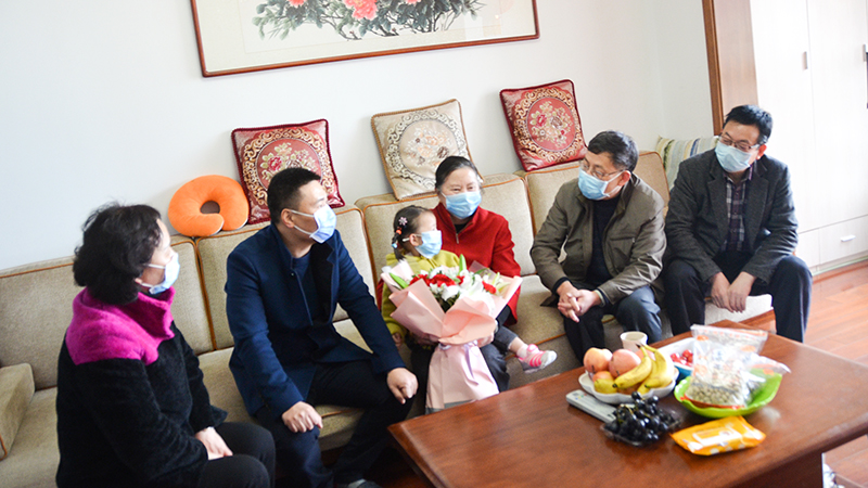 1583117350266409.jpg 卫健康委领导慰问九院抗疫L人员家属Q网?Q?jpg