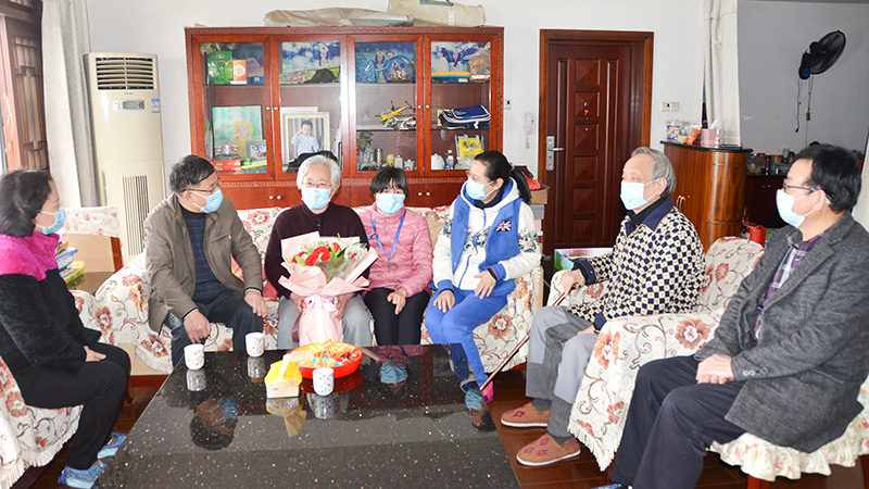 1583117438790622.jpg 卫生健康委领导慰问市九院抗疫L人员家属Q网站).jpg