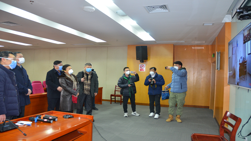 1580289112128540.jpg 龙市(jng)长在q程?x)诊中?j)与隔ȝ房医务h员视频通话_副本.jpg
