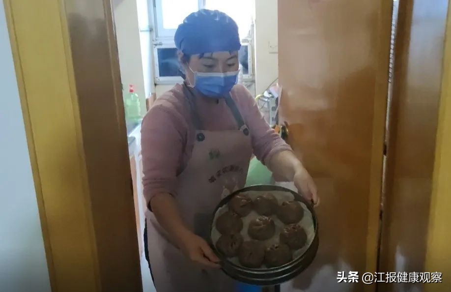 包子大情怀 鲜花寄温情——南昌市(jng)W九(ji)医院志愿者让抗疫一Uh员感受到“家的味道?></p><p class= 包子大情怀 鲜花寄温情——南昌市(jng)W九(ji)医院志愿者让抗疫一Uh员感受到“家的味道? width=